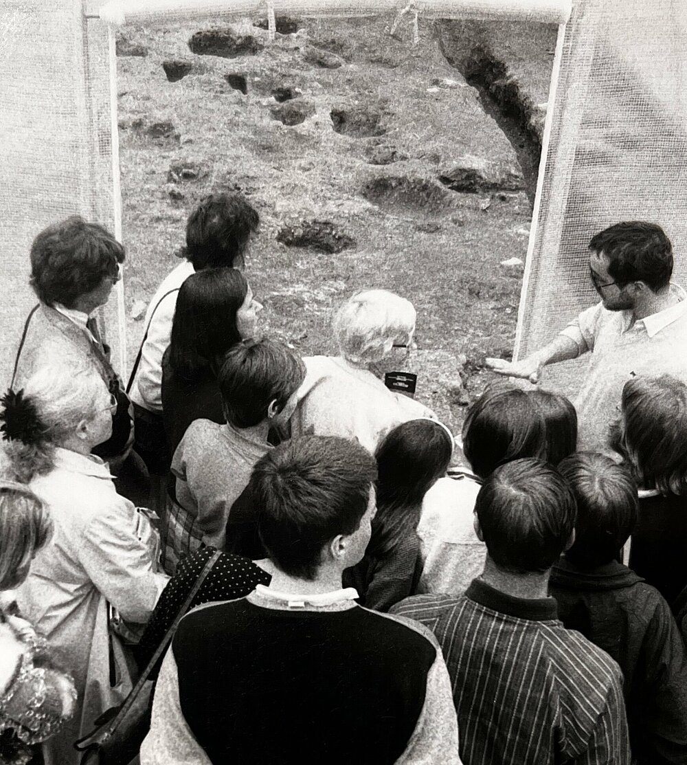 Visite du chantier de fouilles de la Grand'Place par l'archéologue Gilles Blieck (1989), Service Régional Archéologique des Hauts-de-France